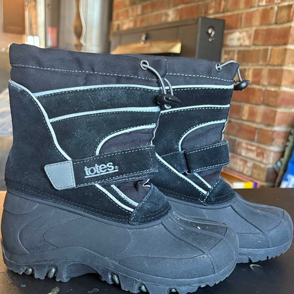 Totes Kids Black and Gray Snow Boots